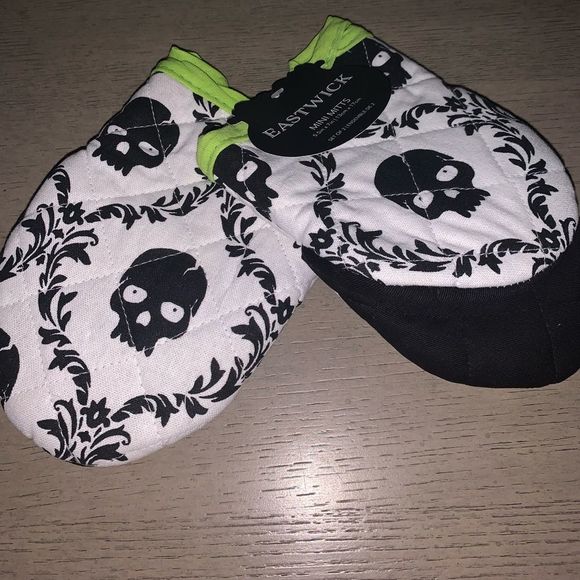 Other - NWT Skull Oven Mini Mitts Set
